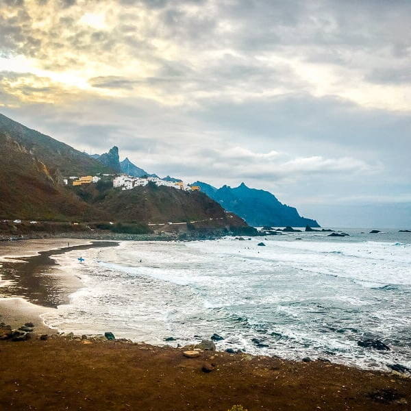 Teneriffa Sehensw&uuml;rdigkeiten Playa de Almaciga Surfer