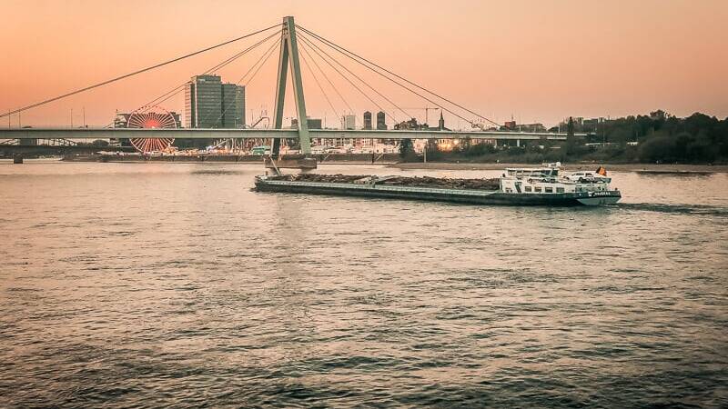 Koeln Sehensw&uuml;rdigkeiten Rheinauhafen Rhein Kirmes Hafen Schiff