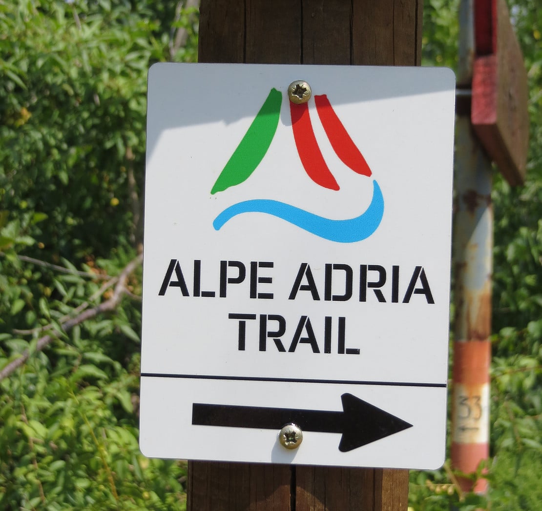 Alpe Adria Trail Beschilderung Start Wanderung