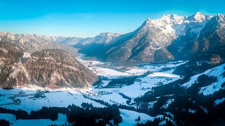 Aussicht auf das Pillerseetal vom Jakobskreuz der Buchensteinwand Gipfel