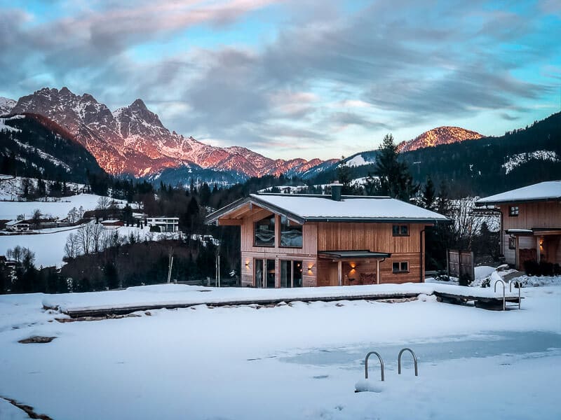 Chalets und Hotel Grosslehen in Fieberbrunn im Pillerseetal Abendstimmung