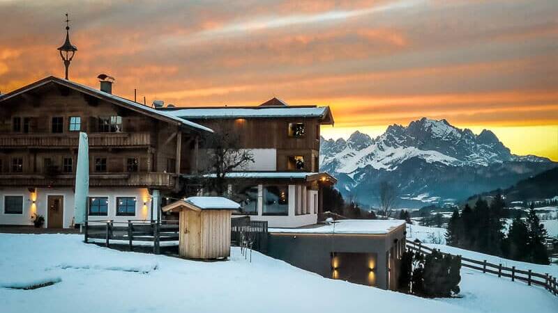 Chalets und Hotel Grosslehen in Fieberbrunn im Pillerseetal Sonnenuntergang Blick auf Wilder Kaiser