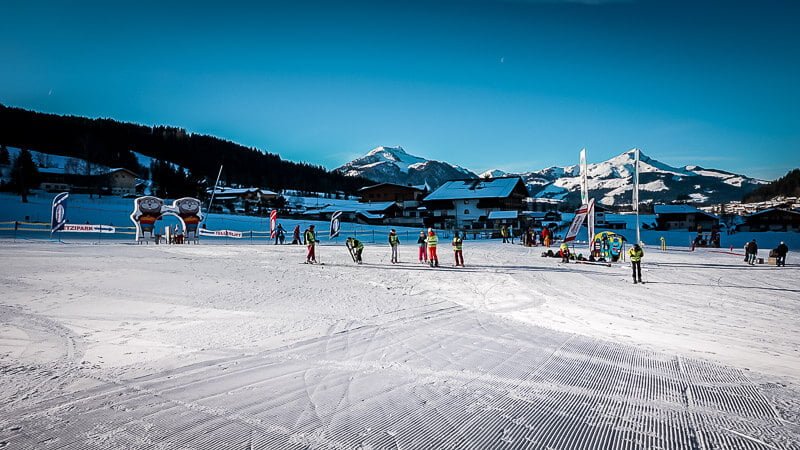 Skifahrer im Skikurs an der Talstation der Bergbahnen Pillerseetal