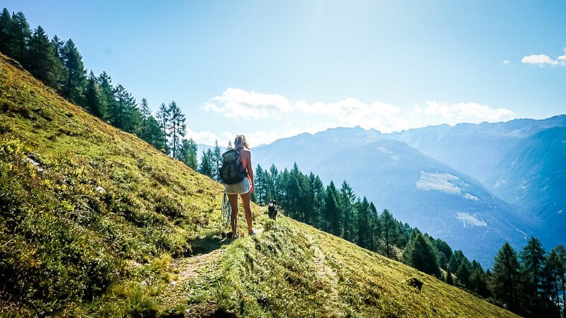 Steffi van Vandogblog mit Hund Skye im M&ouml;lltal Alpe Adria Trail Etappe 4