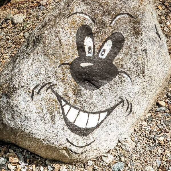 Bemalte Steine am Bach bei Mallnitz-Obervellach