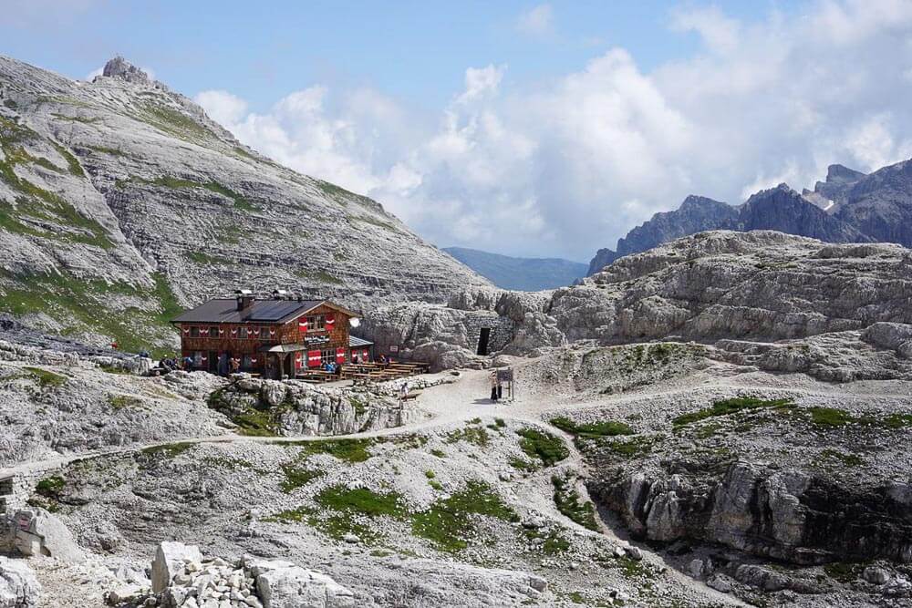 Bergh&uuml;tte und alte Sch&uuml;tzengr&auml;ben auf dem Sentiero della Pace, einem der sch&ouml;nsten Fernwanderwege Europas