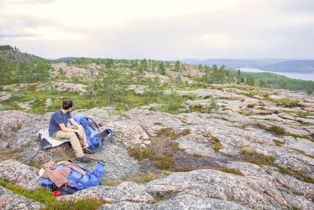 Fernwanderwege Europa: Felsen und Waldlandschaft auf dem High Coast Hike an der H&ouml;ga K&uuml;sten in Schweden