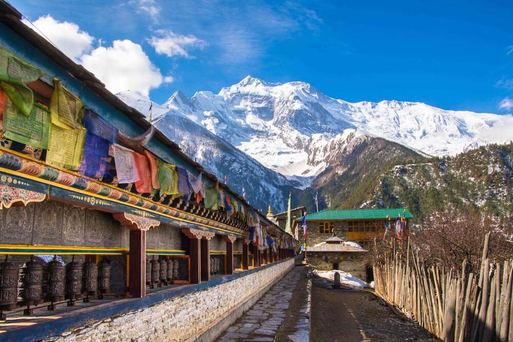 Gebetsm&uuml;hlen vor Annapurna Gebirge im Himalaya