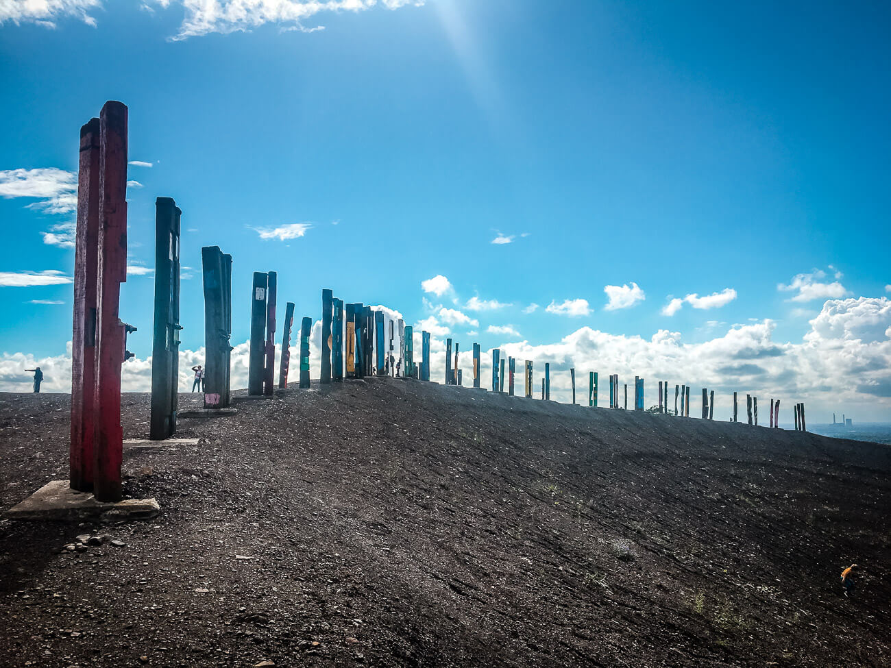 Bunte Totempfähle auf der Halde Haniel in Bottrop