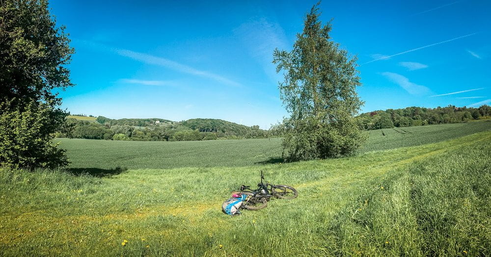 Mountainbike im s&uuml;dlichen Ruhrgebiet auf einer Wiese bei Essen