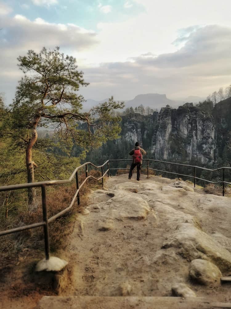Pavillonaussicht an den Schwedenl&ouml;chern auf das Elbsandsteingebirge