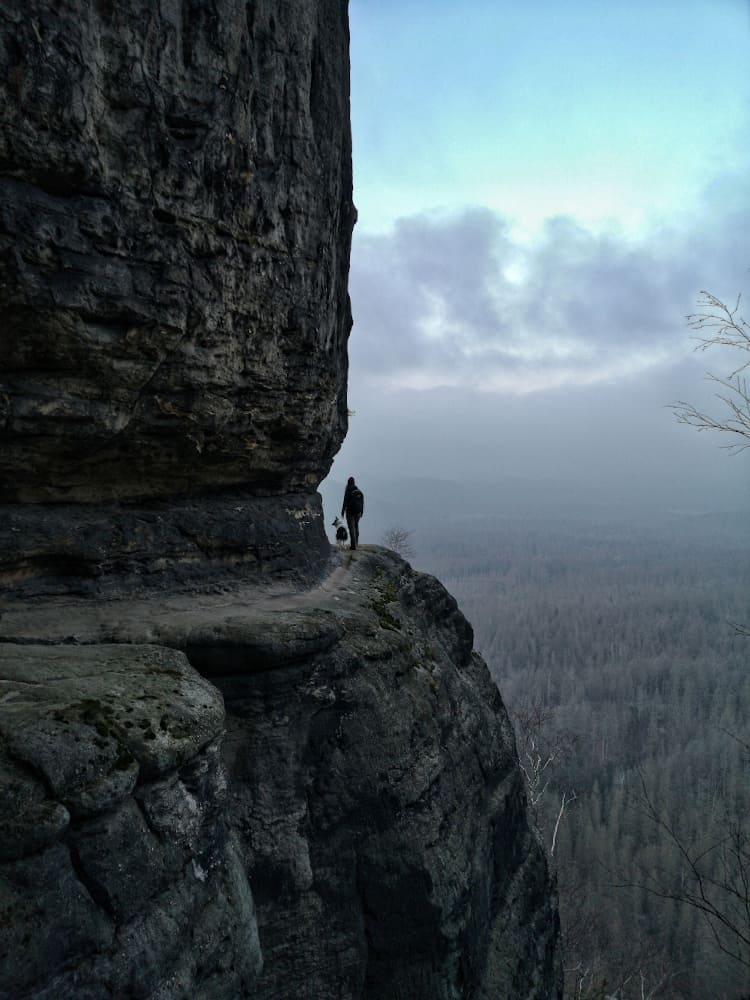 Wanderweg an der Felskante zur Idagrotte in der S&auml;chsischen Schweiz