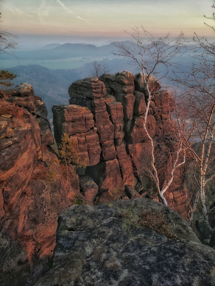 Die Felsformationen am Lilienstein bei Sonnenuntergang