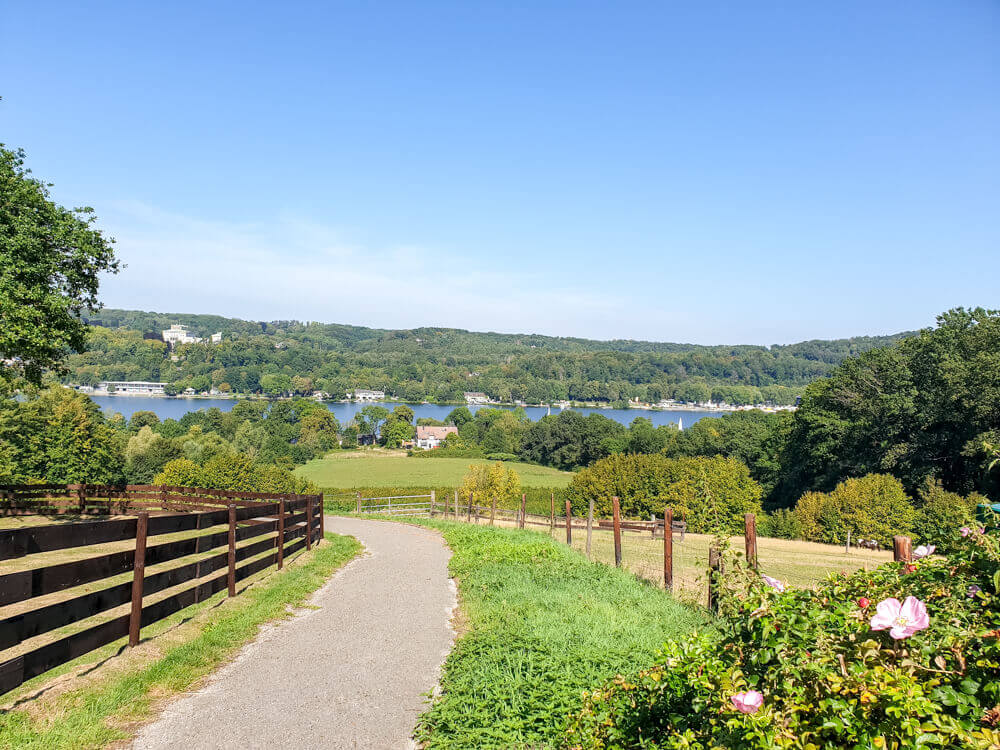 Feldweg auf dem Baldeneysteig am Baldeneysee in Essen, NRW