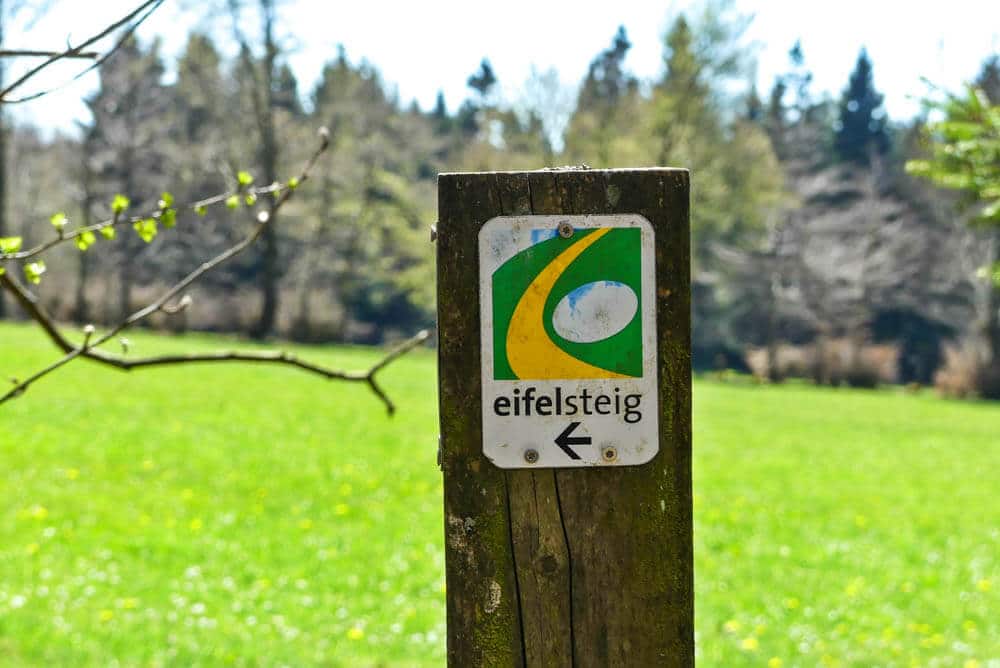Markierung Eifelsteig und landschaftliche Idylle NRW