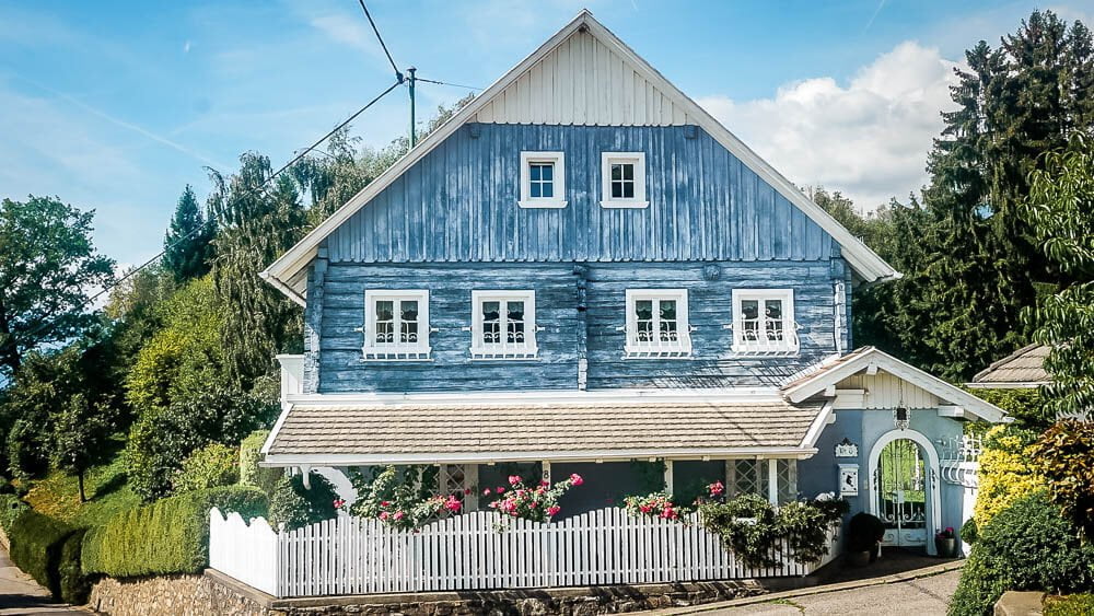 Wundersch&ouml;nes blaues Holzh&auml;uschen am Millst&auml;tter See
