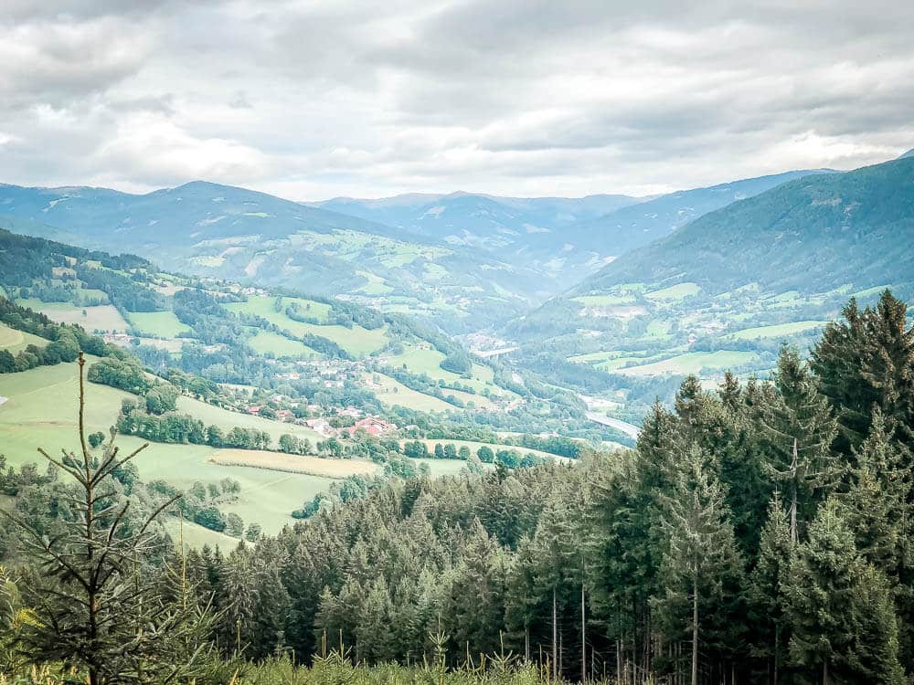 Bergpanorama, Wiesen und W&auml;lder auf Alpe Adria Trail Etappe 10