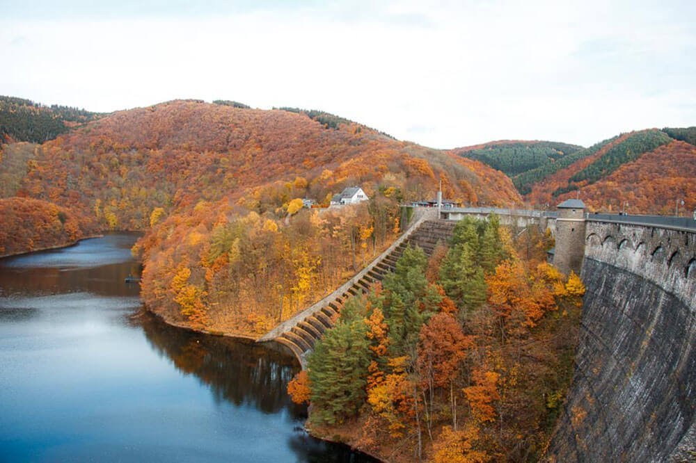 Wandern NRW zur Urftstaumauer in der Rureifel