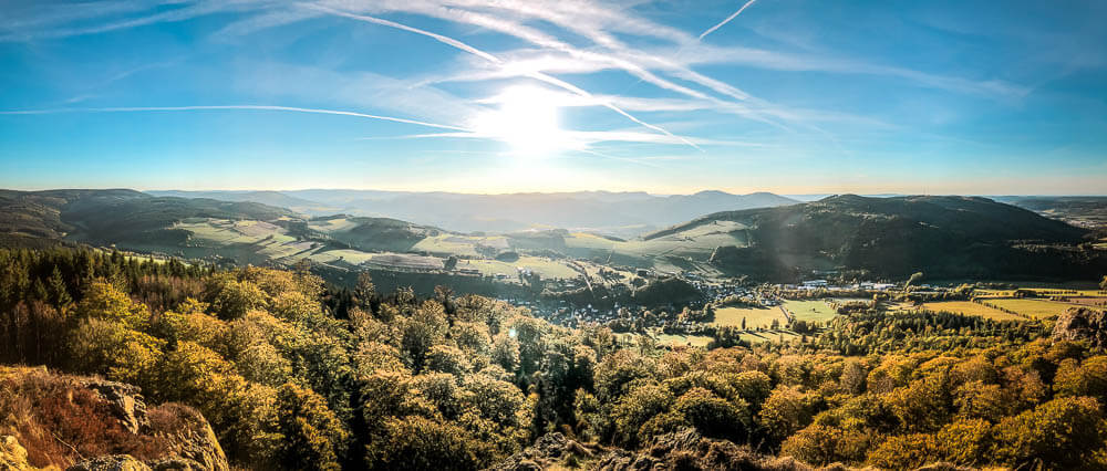 Ausblick von den Bruchhauser Steinen im Sauerland im Abendlicht