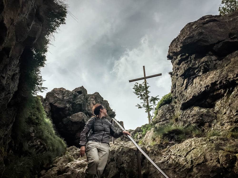 Couchflucht wandert auf der Treppenstiege des Feldsteins an den Bruchhauser Steinen
