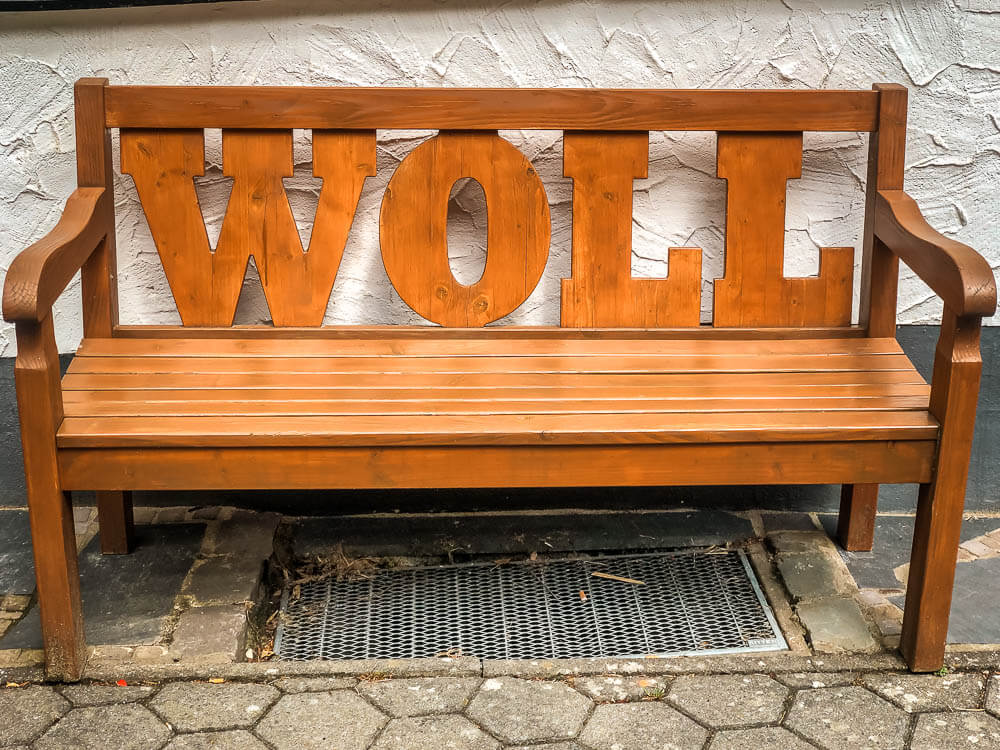 Holzbank mit Woll Schriftzug im Sauerland