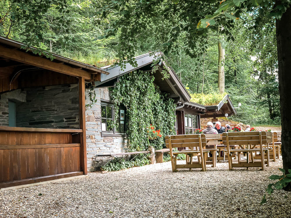 Biergarten der Knollenh&uuml;tte bei Niedersorpe im Sauerland