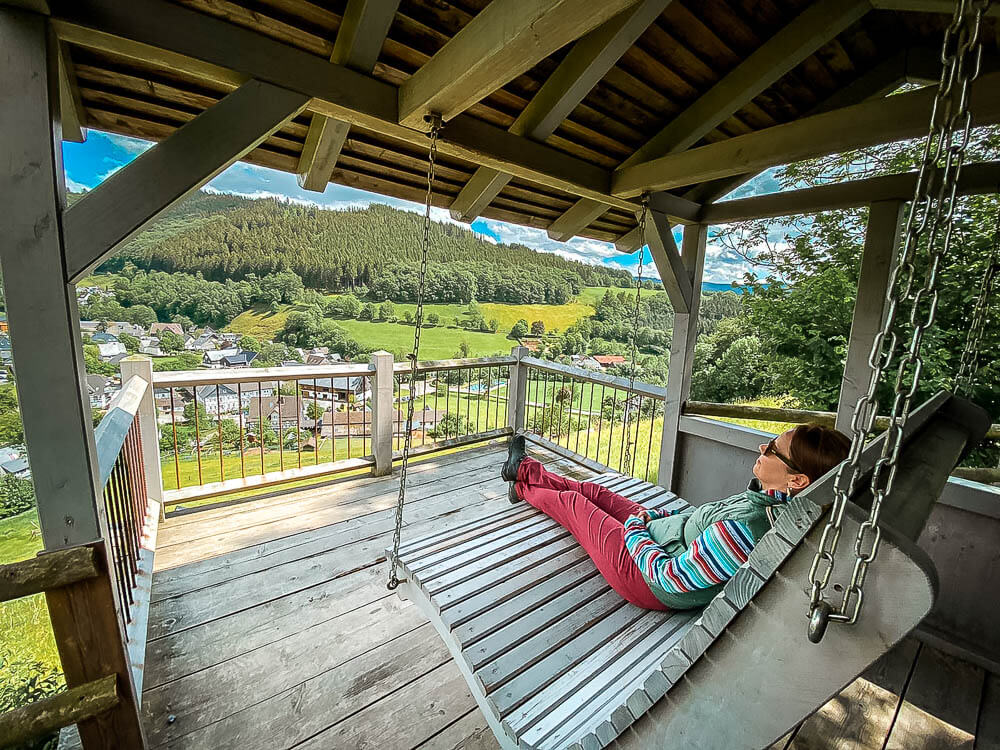 Wandern uf dem Sorper Panoramapfad im Sauerland mit Rast auf einer Panorama-Schaukel in Niedersorpe