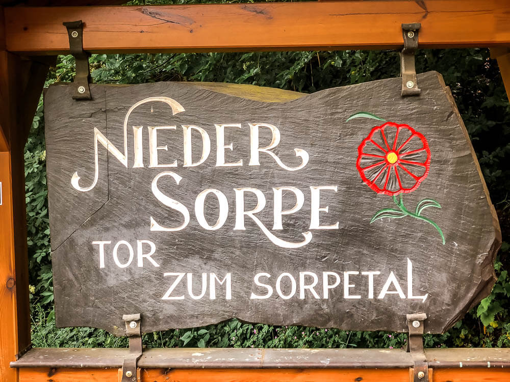 Schiefertafel mit Ortsschild von Niedersorpe im Sauerland