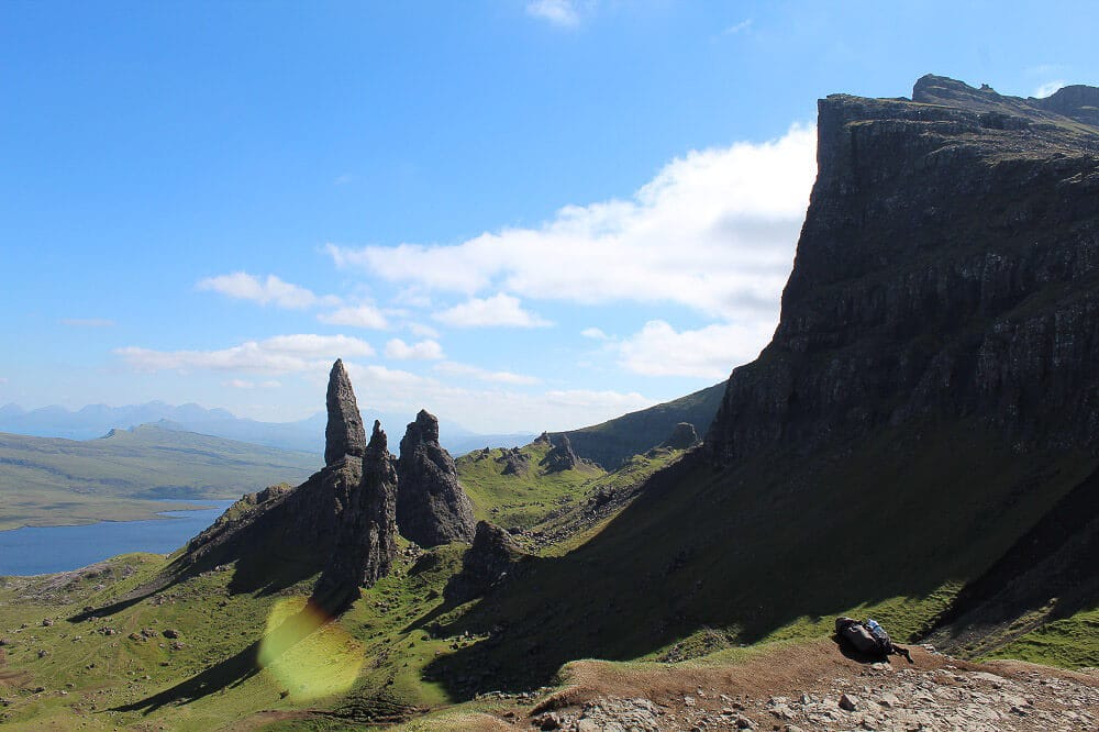 Ausblick vom Gipfelplateau des Storr auf die Felsnadeln des Old Man of Storr
