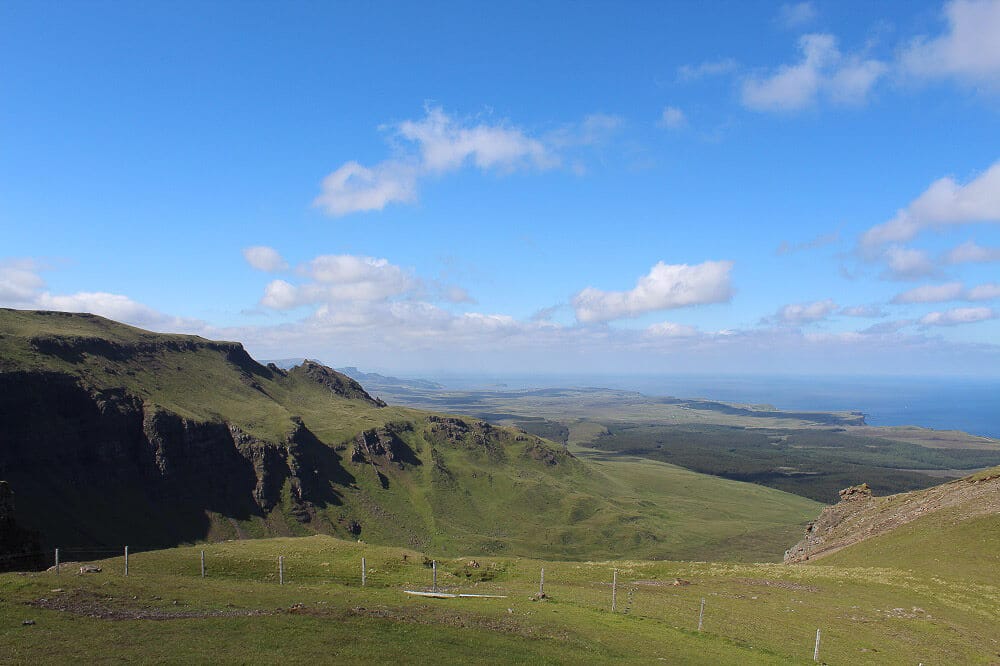 Ausblick von der R&uuml;ckseite des Gipfelplateus Storr