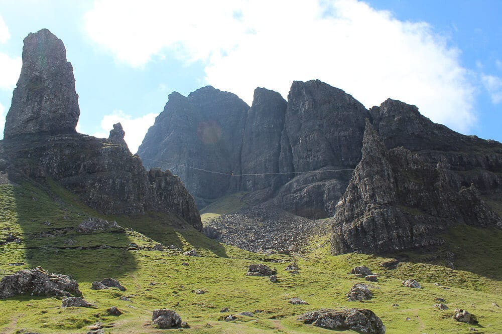 Slagline zwischen den Felsnadeln des Old Man of Storr auf der schottischen Isle of Skye
