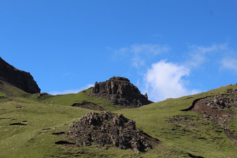 Grasberge und Felsformationen am Old Man of Storr