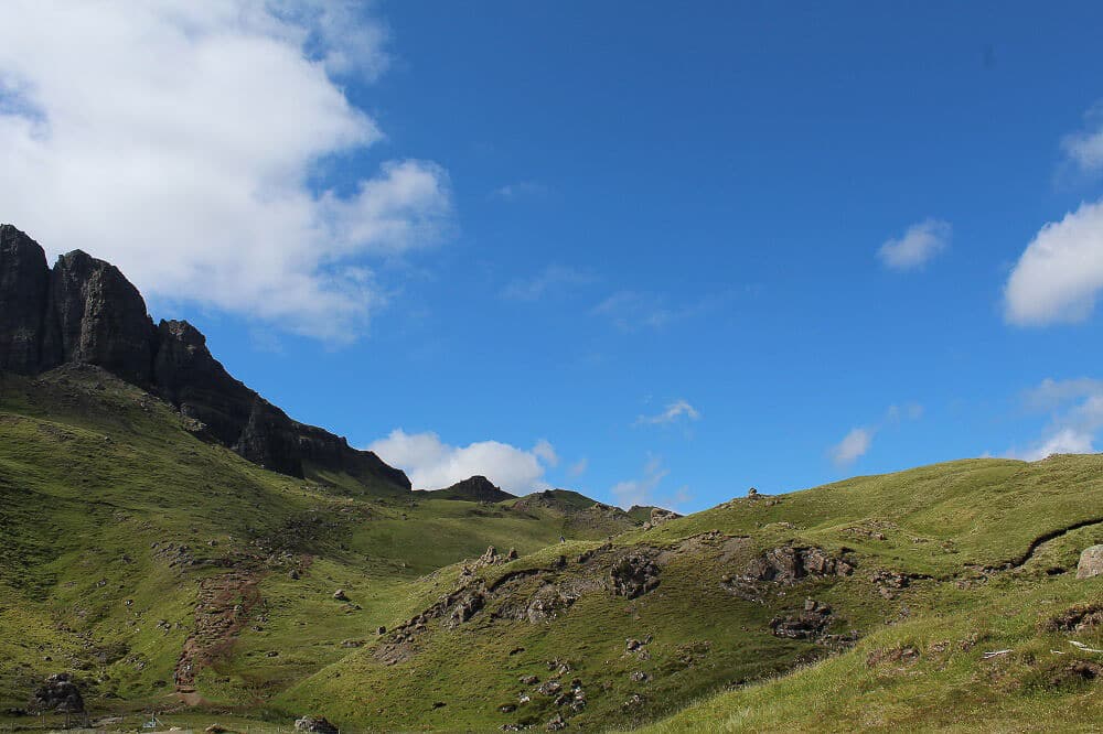 Aufstieg durch die Graslandschaft des Old Man of Storr auf der schottischen Isle of Skye
