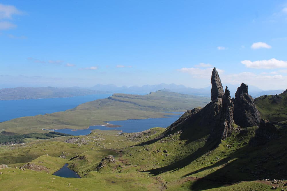 Die markanten Felsnadeln des Old Man of Storr auf der schottischen Isle of Skye