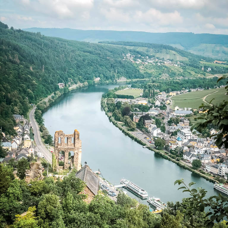 Ausblick vom Aussichtpunks "Himmelspforte" auf Mosel und Grevenburg von Moselsteig Etappe 13