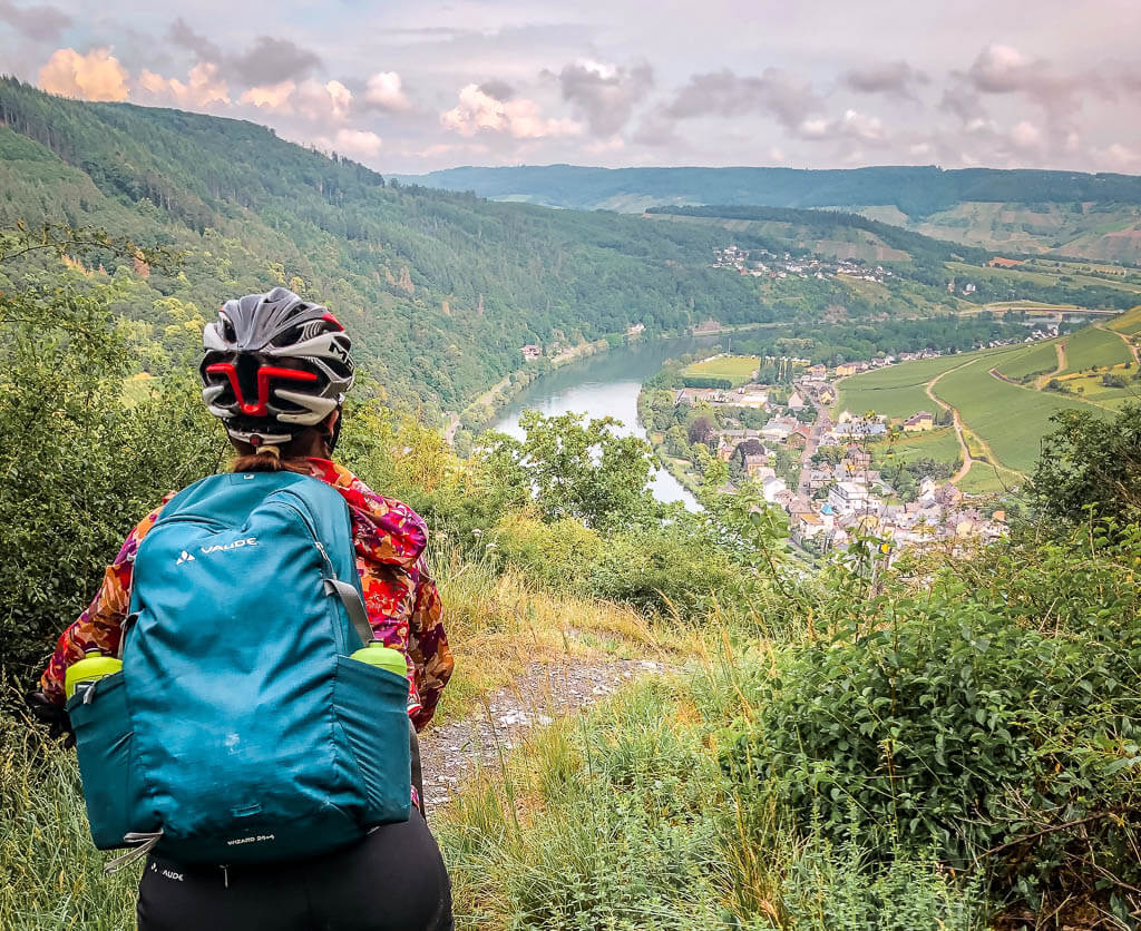 Couchflucht Sabrina Bechtold auf Mountainbike Trail mit Moselpanorama