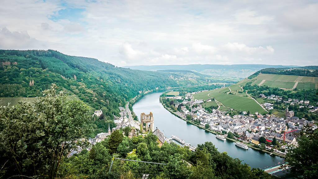 Wandern an der Mosel am Aussichtspunkt Himmelspforte mit Blick auf die Grevenburg