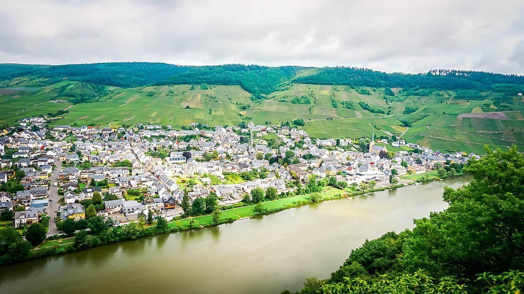 Wandern an der Mosel auf dem Kluckertspfad an der Wolfer Klosterruine