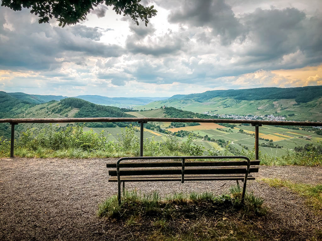 Wandern an der Mosel auf dem Moselsteig Etappe 12 Bank am Aussichtspunkt Rabenwerk