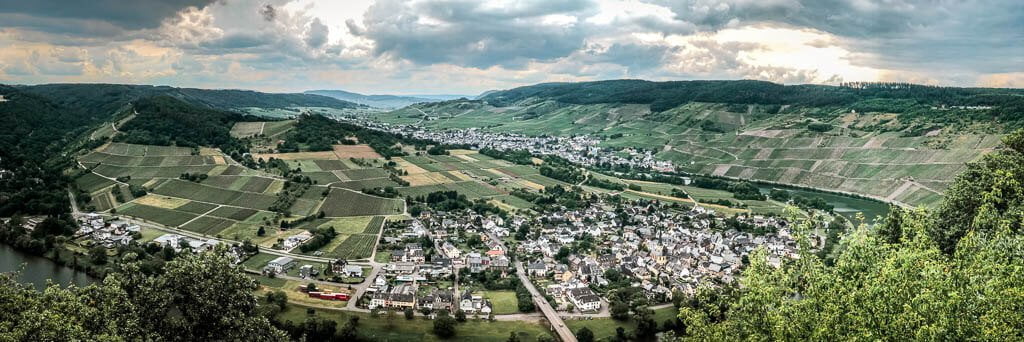 bendstimmung am Aussichtspunkt Rabenwerk mit Blick auf die Moselschleife bei Wolf