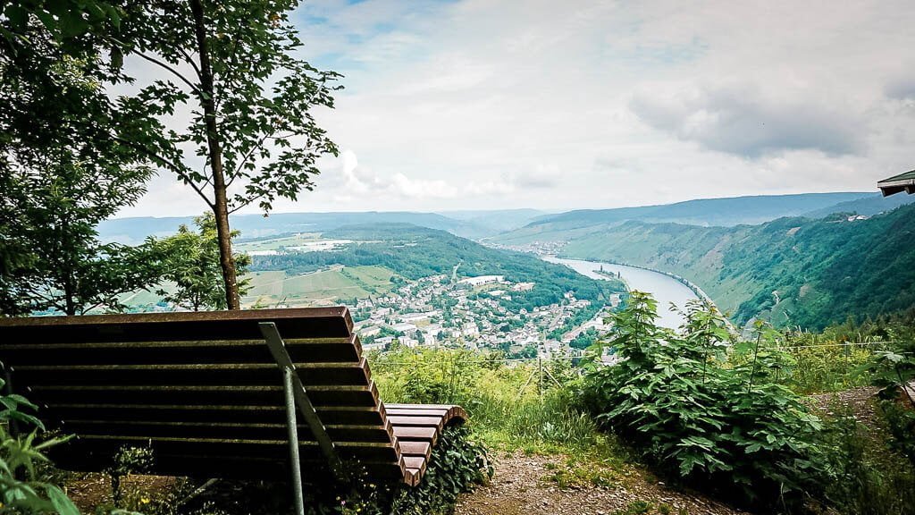 Rastbank mit Aussicht beim Wandern an der Mosel nach Starkenburg