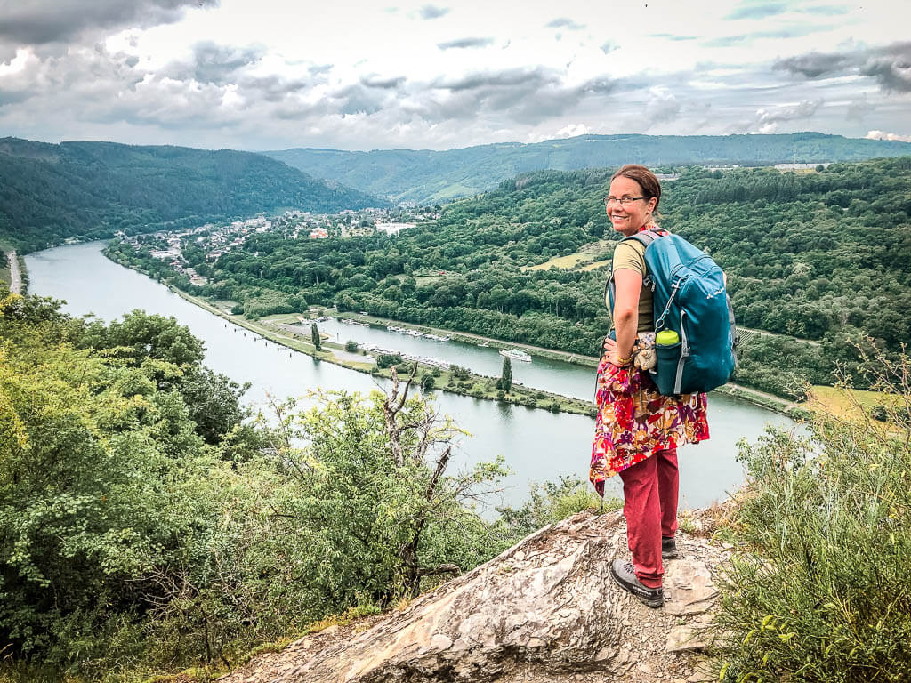 Couchflucht Sabrina Bechtold genie&szlig;t das Moselpanorama auf dem H&ouml;henpfad des Moselsteigs