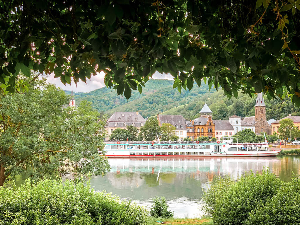 Aussicht von Traben nach Trarbach und Ausflugsschiff auf der anderen Moselseite