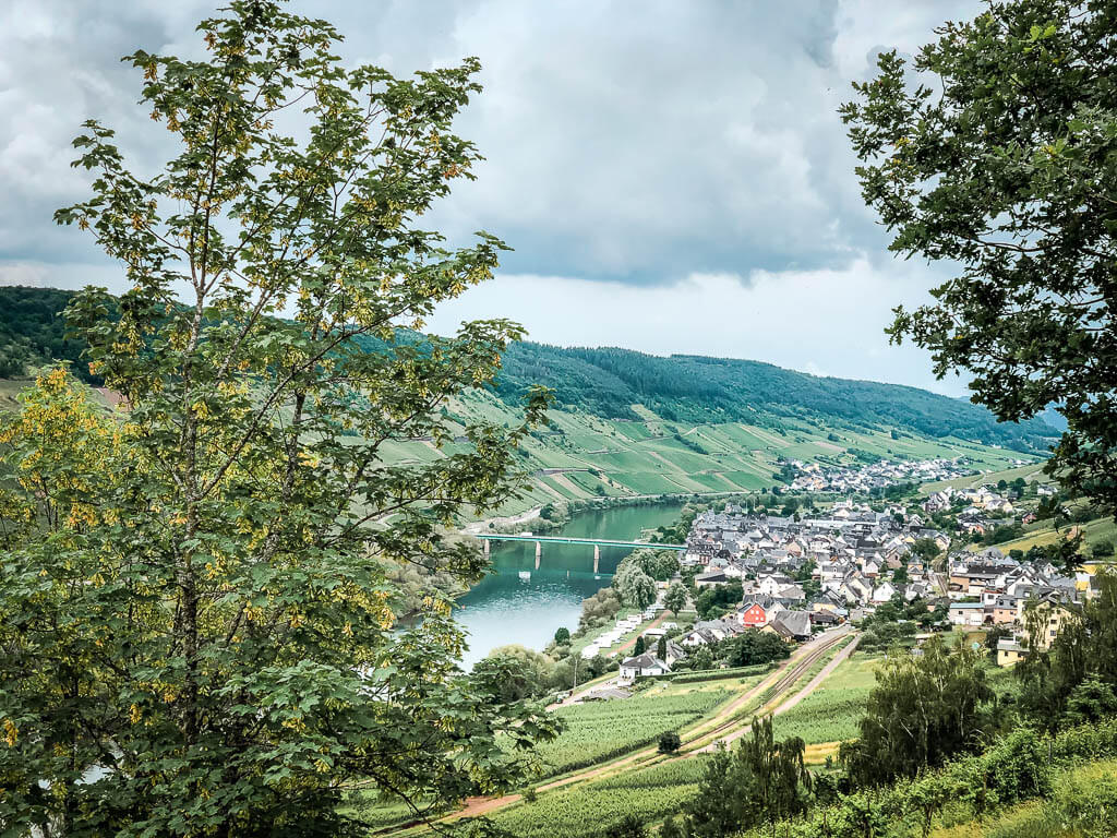 Blick auf eine der Moselbr&uuml;cken am Aussichtspunkt Reiler Hals