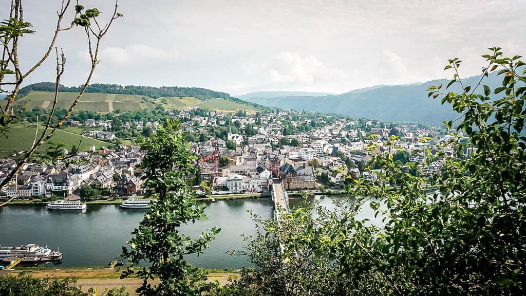 Wandern an der Mosel zur Grevenburg mit Blick auf Traben-Trarbach