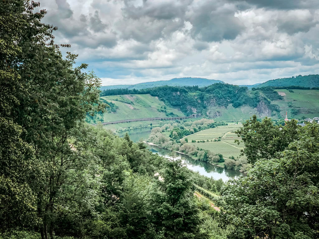 Ausblick vom Aussichtspunkt Reiler Hals auf die Kanonenbahn mit ihrem Hangviadukt
