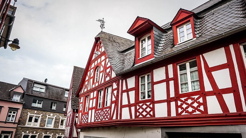 Rot-wei&szlig;e Fachwerkh&auml;user in der Altstadt von Traben