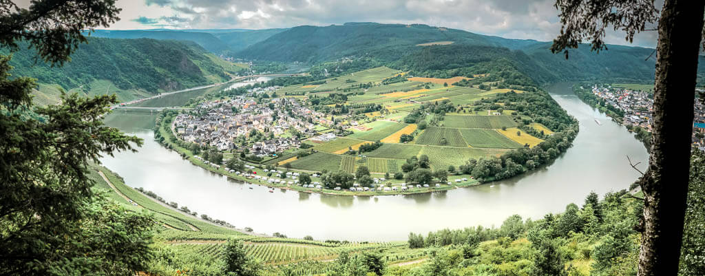 Traben-Trarbach - Moselschleife Kr&ouml;v mit Blick auf Wolf