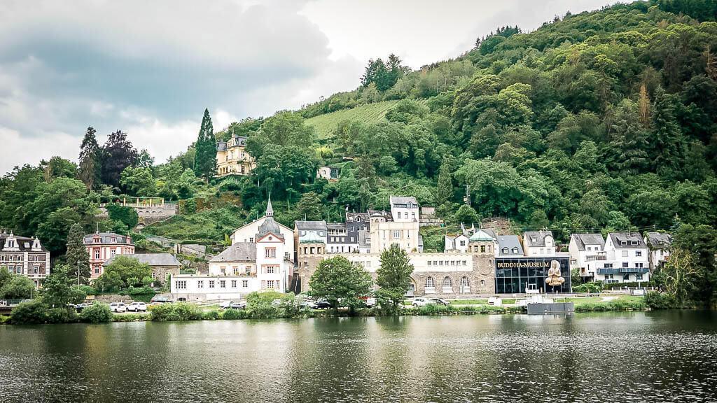 Moselufer Traben-Trarbach mit Buddha Museum
