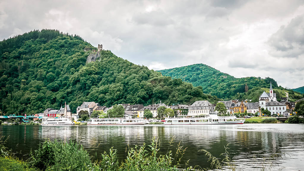 Blick auf Trarbach und die Grevenburg von der Moselpromenade in Traben